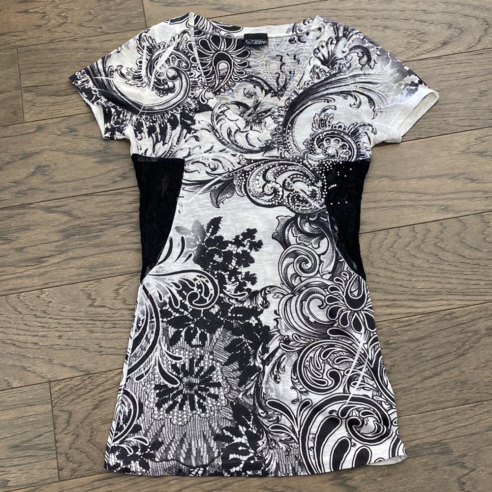 DAYTRIP Women’s Top with Rhinestones and Lace Rib Cut-Outs ★NWOT★ Never Worn!